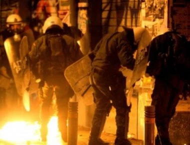 Επίθεση οπαδών του Παναθηναϊκού με πέτρες και φωτοβολίδες σε διμοιρία των ΜΑΤ έξω από το Πολυτεχνείο